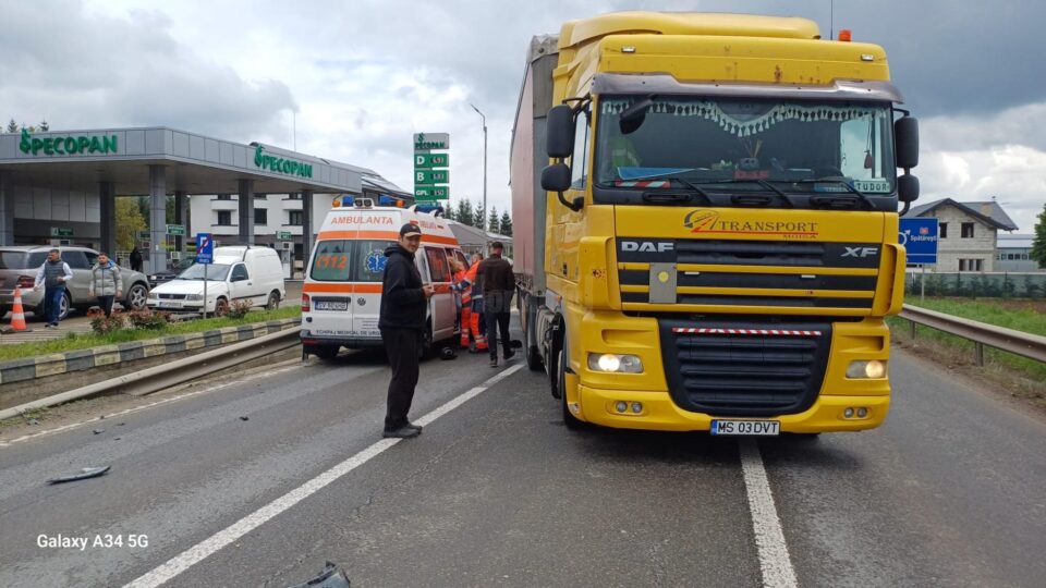 Ambulanță avariată și scoasă din uz din cauza unei șoferițe care nu ar fi acordat prioritate