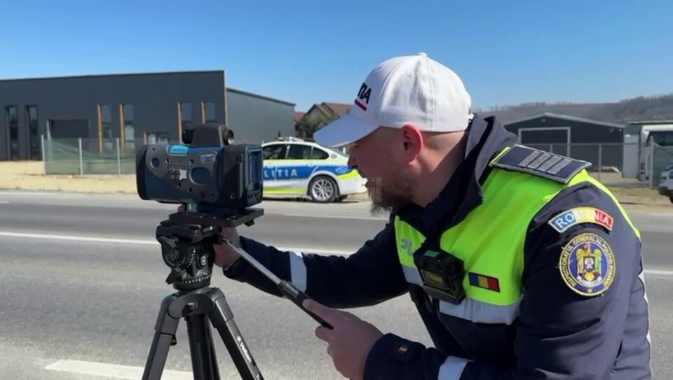 251 de amenzi pentru viteză. 15% dintre cei înregistrați de radar au rămas și fără permise de conducere 251 de amenzi pentru viteză. 15% dintre cei înregistrați de radar au rămas și fără permise de conducere