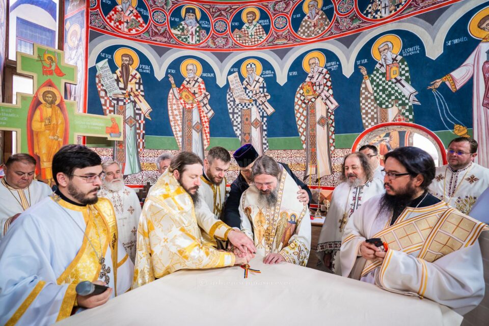 Biserica „Sfânta Cuvioasă Parascheva” din Molid a primit veșmântul luminos al sfințirii