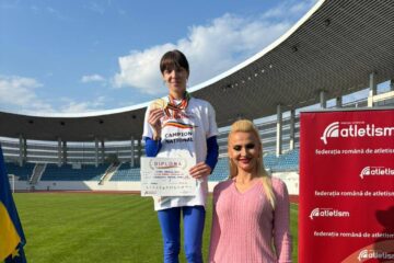 Mădălina Elena Sîrbu pe podiumul de premiere alături de antrenoarea Erzilia Țîmpău