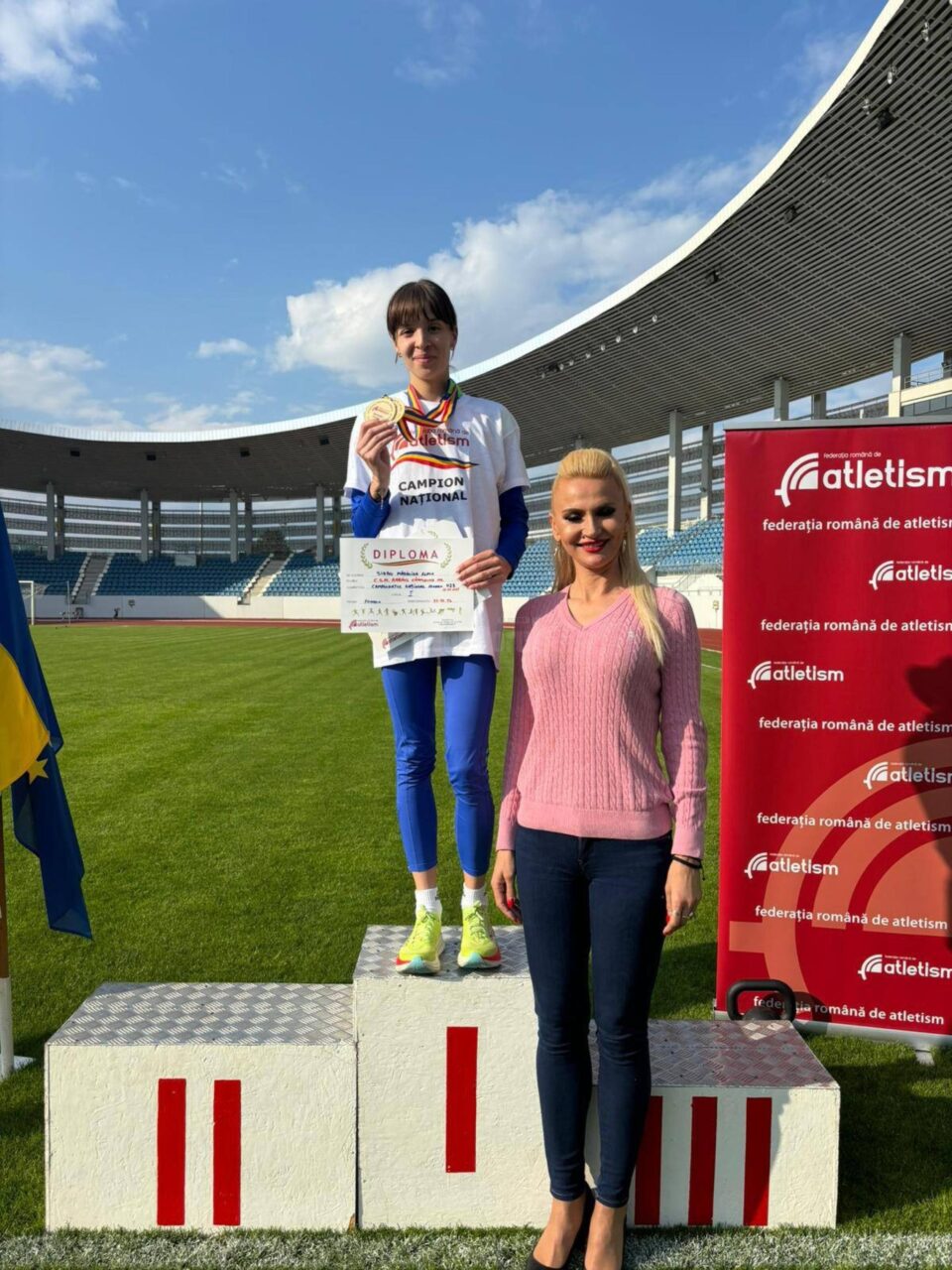 Mădălina Elena Sîrbu pe podiumul de premiere alături de antrenoarea Erzilia Țîmpău Mădălina Elena Sîrbu pe podiumul de premiere alături de antrenoarea Erzilia Țîmpău