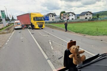 Ambulanță avariată și scoasă din uz din cauza unei șoferițe care nu ar fi acordat prioritate