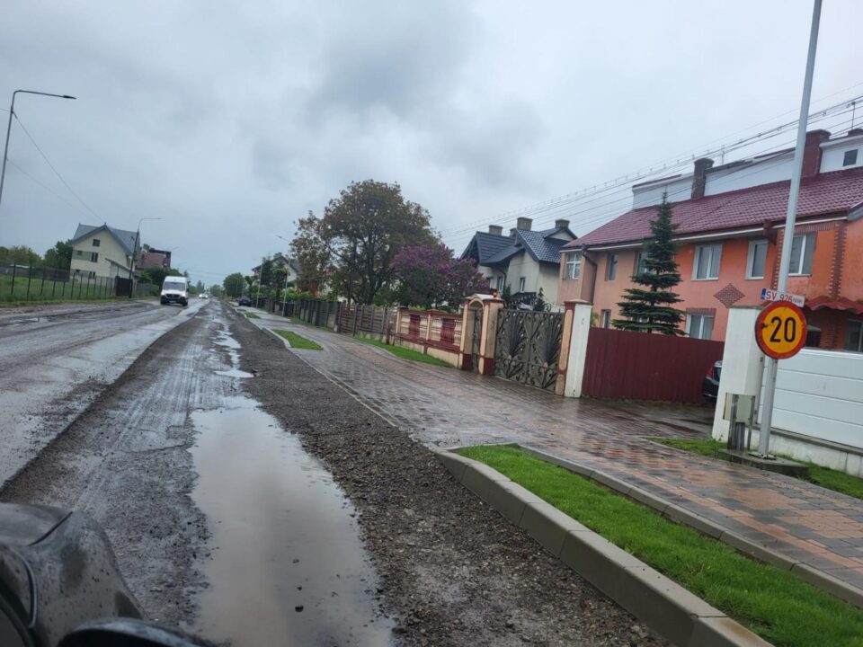 Se circulă în condiții groaznice pe DN 2H Gălănești – Vicovu de Jos