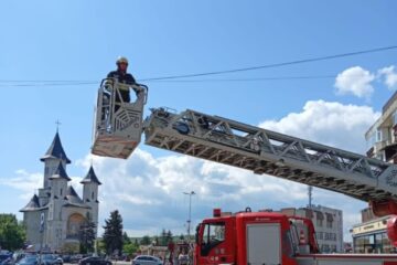 Incendiu la Judecătoria Fălticeni, cu persoane evacuate și acordare de prim ajutor
