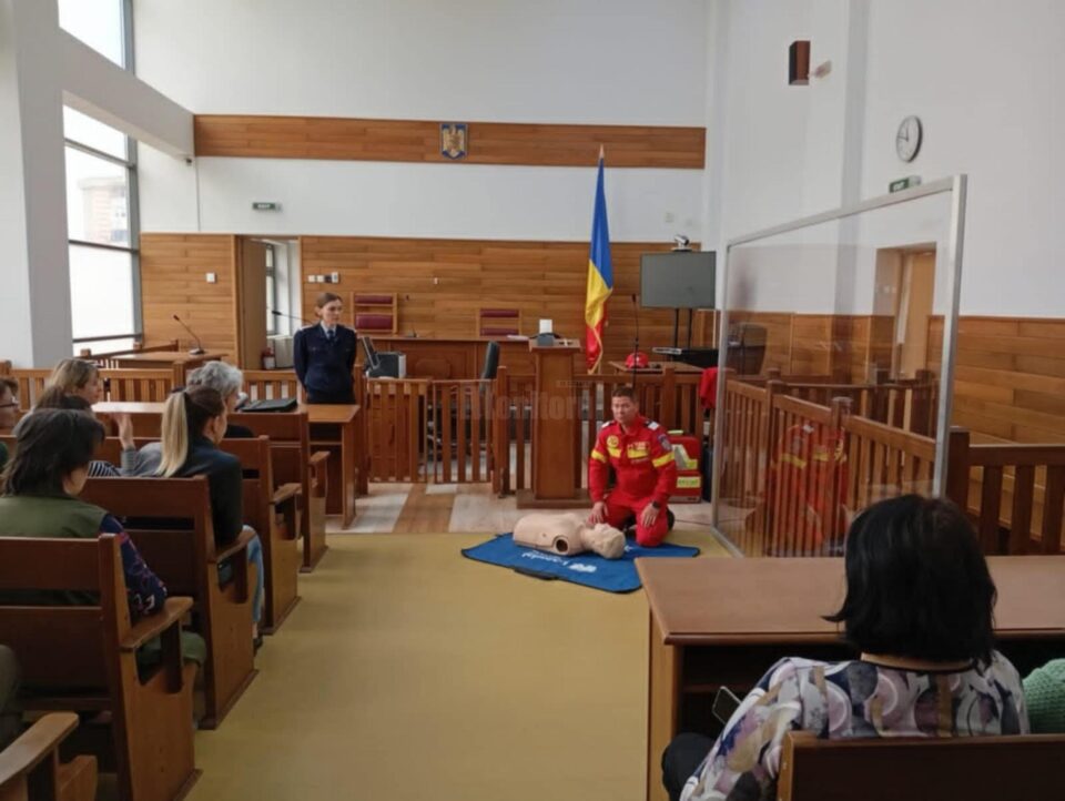Incendiu la Judecătoria Fălticeni, cu persoane evacuate și acordare de prim ajutor