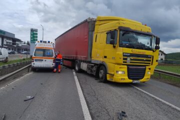 Ambulanță avariată într-un accident rutier