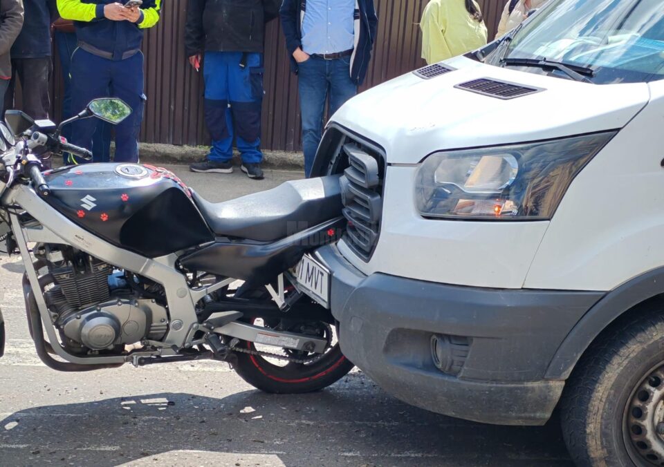 A oprit să acorde prioritate, la trecerea de pietoni, și a fost rănită de un șofer neatent A oprit să acorde prioritate, la trecerea de pietoni, și a fost rănită de un șofer neatent