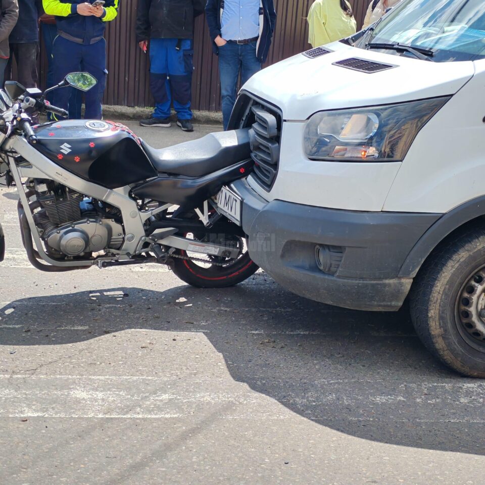 O tânără pe motocicletă, accidentată în fața unei treceri de pietoni