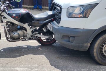 O tânără pe motocicletă, accidentată în fața unei treceri de pietoni