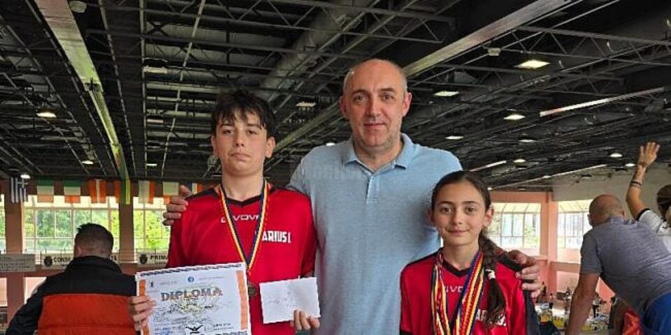 Profesorul Cezar Moscaliuc alături de cei doi medaliați