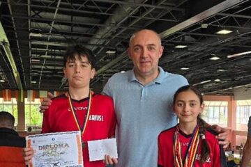 Profesorul Cezar Moscaliuc alături de cei doi medaliați