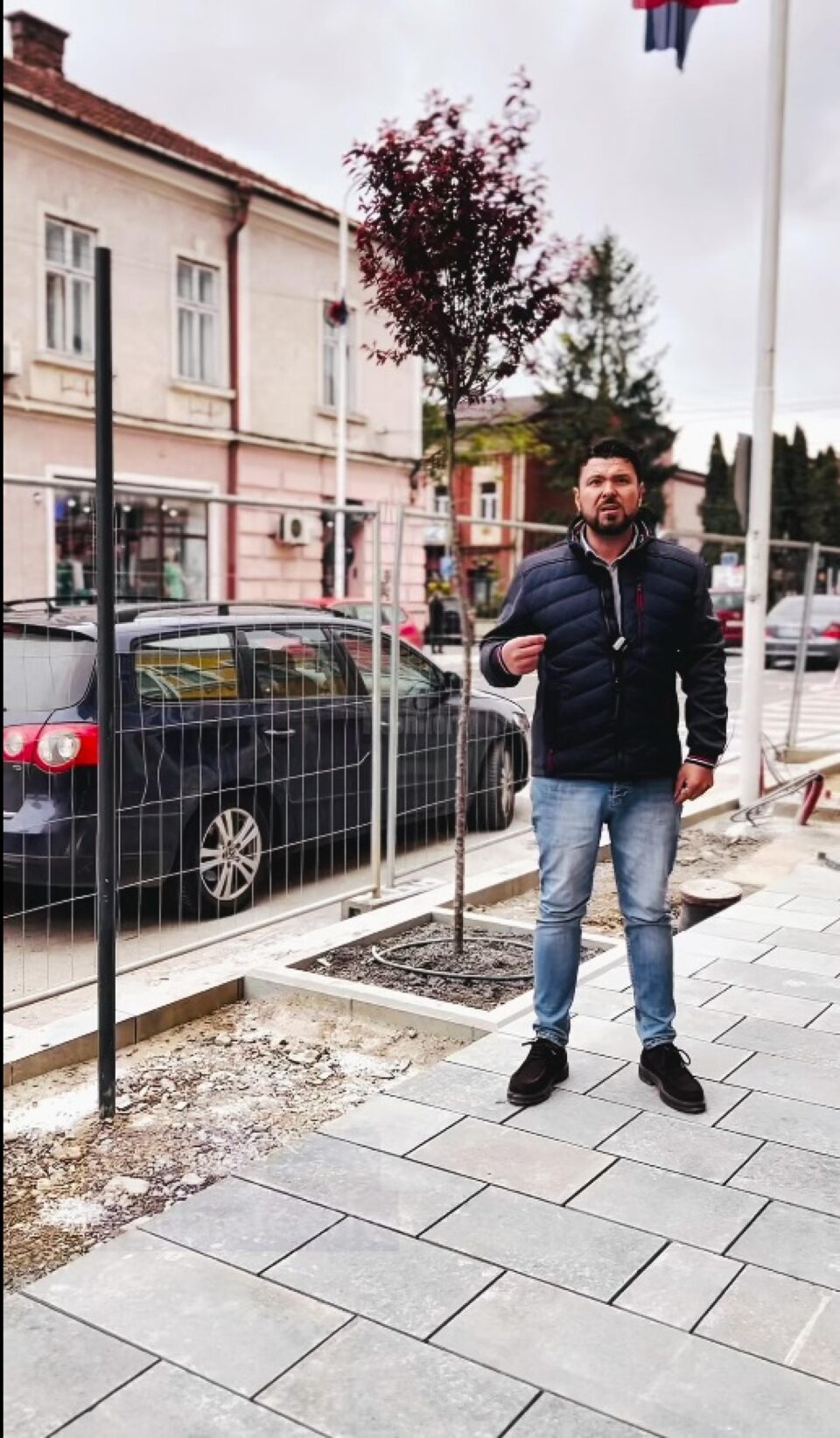 Primarul Bogdan Loghin s-a declarat mulțumit de calitatea lucrărilor de montare a granitului în centrul municipiului Rădăuți