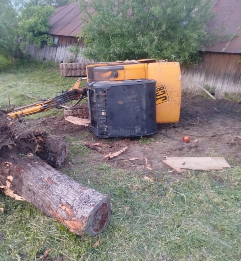 Intervenție pentru salvarea unui bărbat prins sub excavatorul cu care s-a răsturnat