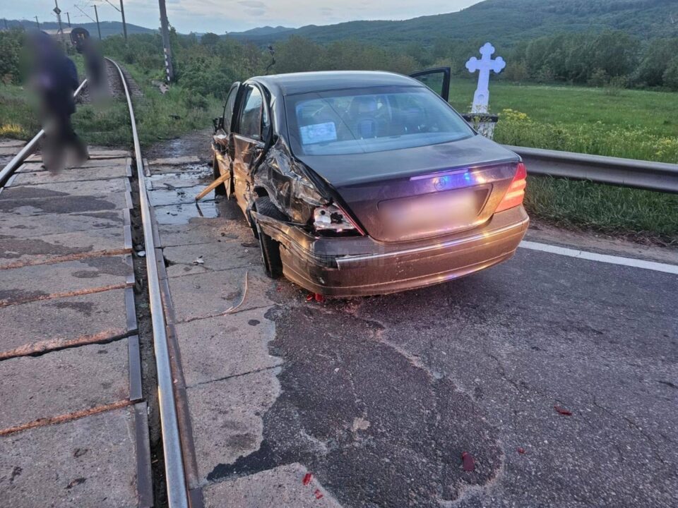 Au scăpat fără leziuni după ce BMW-ul cu care se deplasau a fost acroșat de trenul Timișoara-Iași