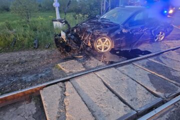 Au scăpat fără leziuni după ce BMW-ul cu care se deplasau a fost acroșat de trenul Timișoara-Iași