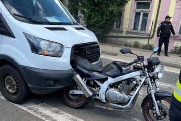 A oprit să acorde prioritate, la trecerea de pietoni, și a fost rănită de un șofer neatent