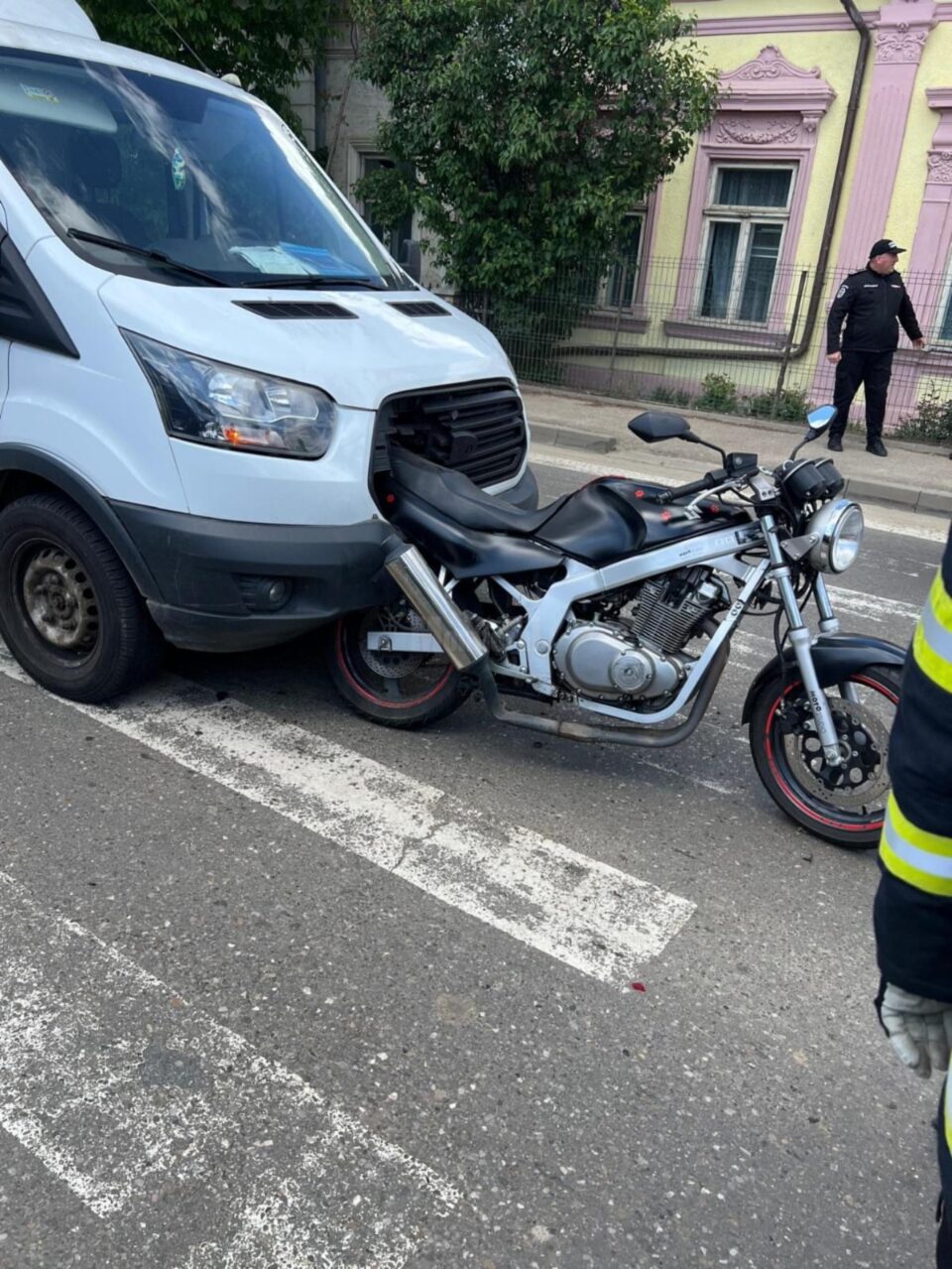 A oprit să acorde prioritate, la trecerea de pietoni, și a fost rănită de un șofer neatent A oprit să acorde prioritate, la trecerea de pietoni, și a fost rănită de un șofer neatent