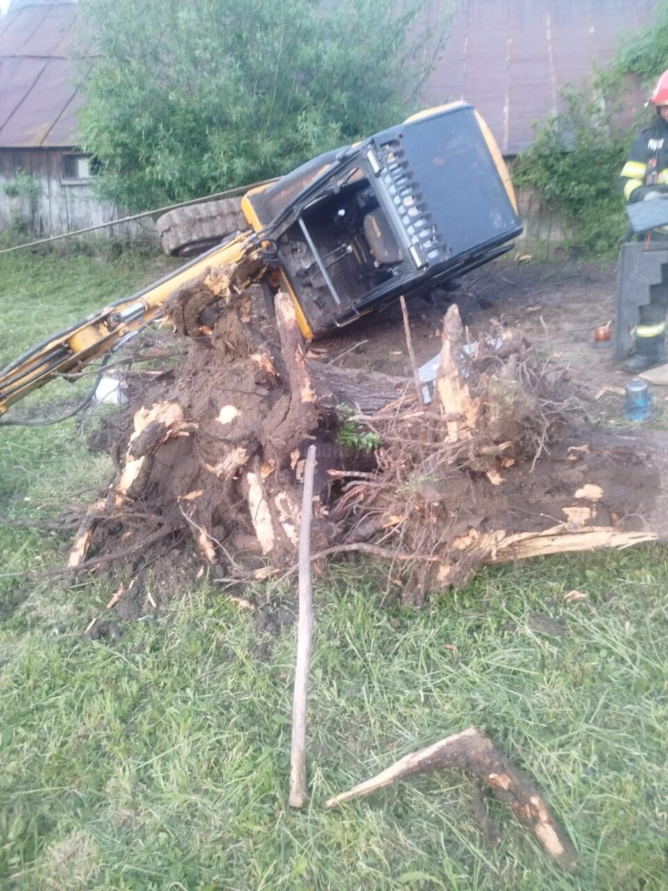 Intervenție pentru salvarea unui bărbat prins sub excavatorul cu care s-a răsturnat
