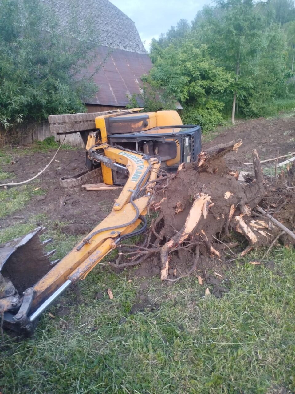 Intervenție pentru salvarea unui bărbat prins sub excavatorul cu care s-a răsturnat