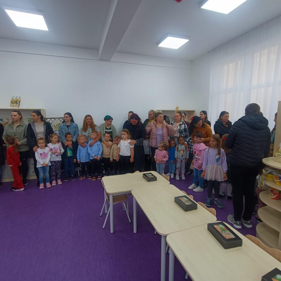 Părinți și copii prezenți la inaugurarea grădinițe