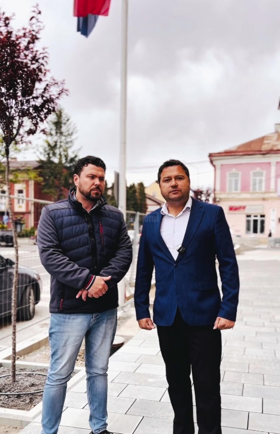 Primarul Bogdan Loghin s-a declarat mulțumit de calitatea lucrărilor de montare a granitului în centrul municipiului Rădăuți