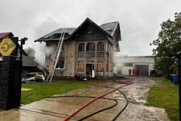 O casă nelocuită a luat foc și a ars aproape total