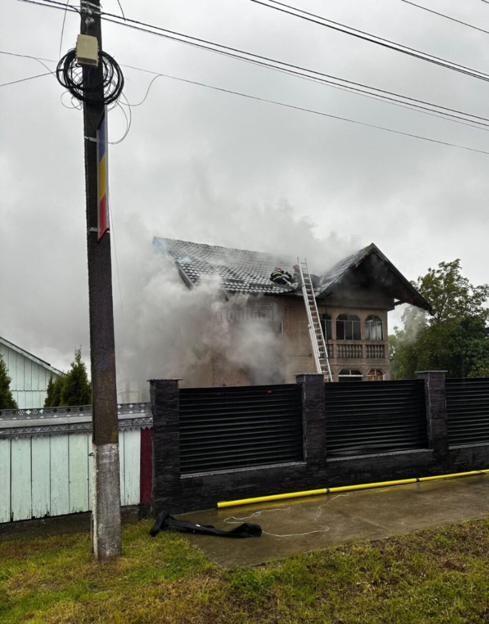 O casă nelocuită a luat foc și a ars aproape total