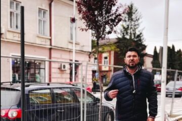 Primarul Bogdan Loghin s-a declarat mulțumit de calitatea lucrărilor de montare a granitului în centrul municipiului Rădăuți