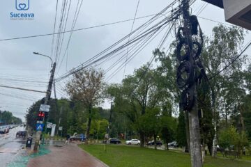 Pentru demararea unui proiect de îngropare a cablurilor care stau acum pe stâlpi, Primăria Suceava cheamă la discuții toți operatorii care dețin rețele de comunicații electronice
