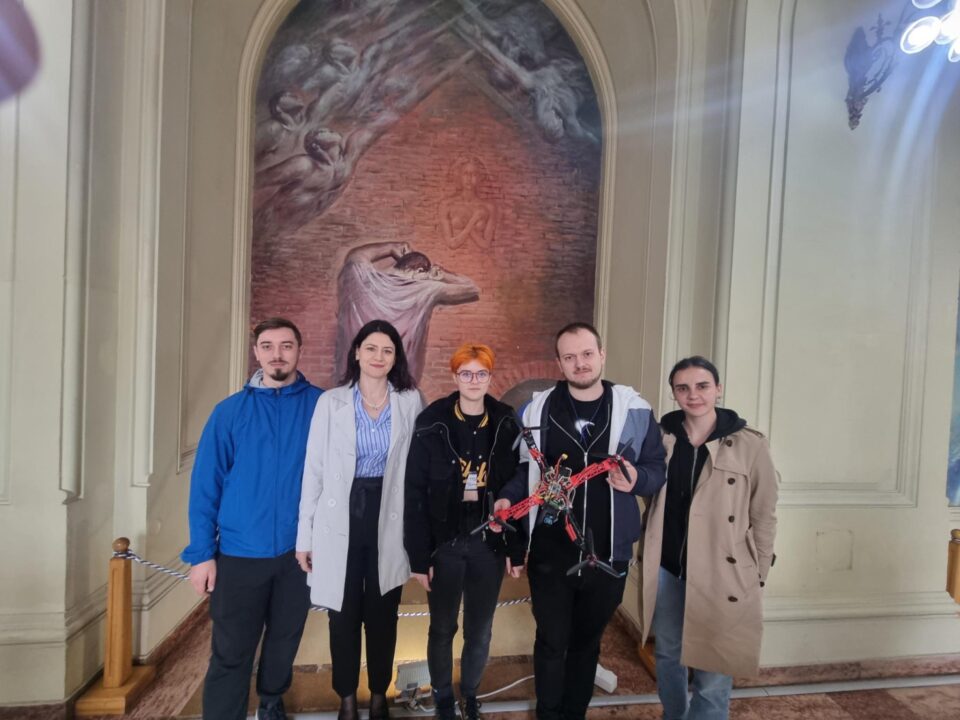 Masteranzi FIESC impreuna cu indrumatorul lor, premiati la competitia ieseana
