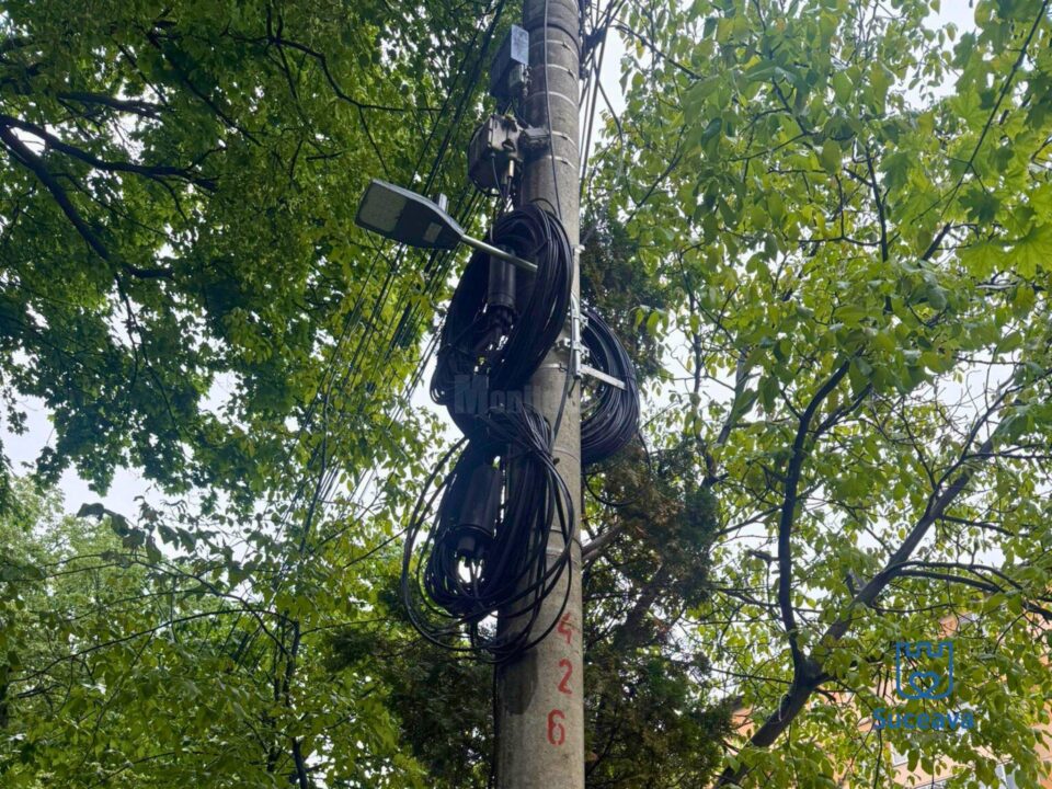 Pentru demararea unui proiect de îngropare a cablurilor care stau acum pe stâlpi, Primăria Suceava cheamă la discuții toți operatorii care dețin rețele de comunicații electronice