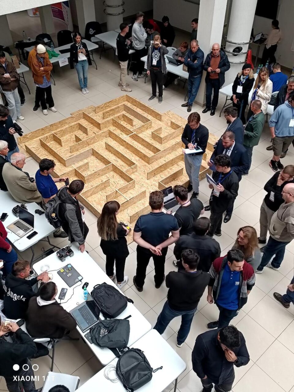 Secventa din desfasurarea concursului Hard&Soft , cu circuitul labirint in care se testa proba practică