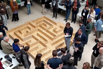 Secventa din desfasurarea concursului Hard&Soft , cu circuitul labirint in care se testa proba practică