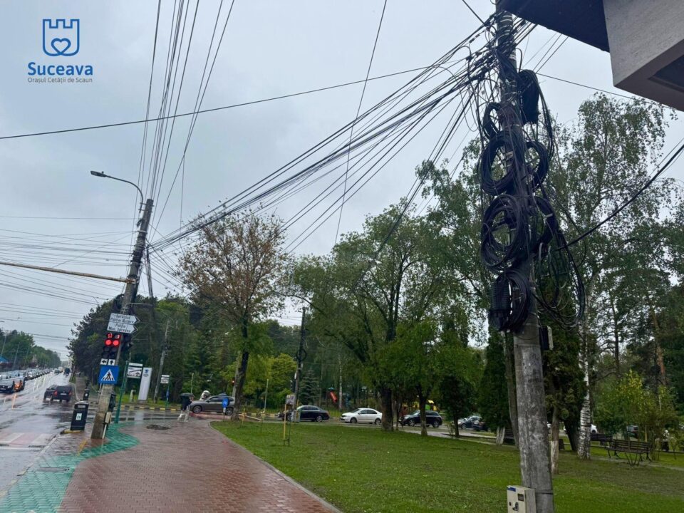 Pentru demararea unui proiect de îngropare a cablurilor care stau acum pe stâlpi, Primăria Suceava cheamă la discuții toți operatorii care dețin rețele de comunicații electronice