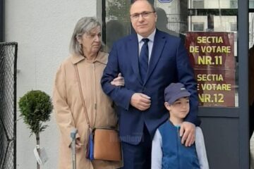 Rectorul USV, prof. univ. dr. Mihai Dimian, la vot împreună cu fiul și mama soției sale