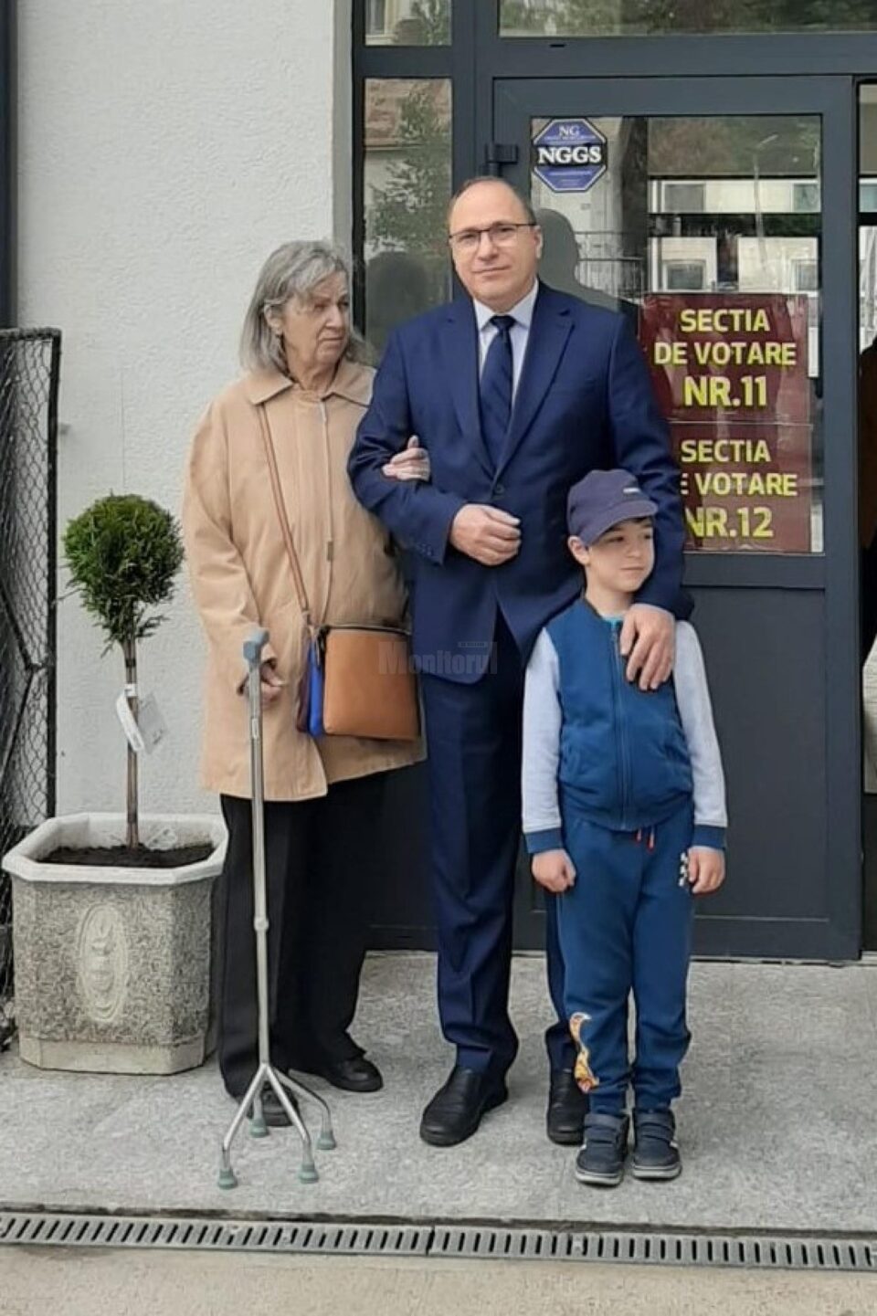 Rectorul USV, prof. univ. dr. Mihai Dimian, la vot împreună cu fiul și mama soției sale Rectorul USV, prof. univ. dr. Mihai Dimian, la vot împreună cu fiul și mama soției sale