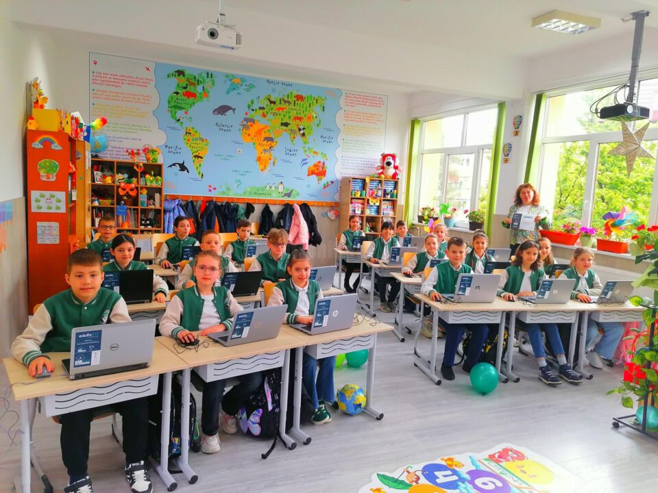 20 de laptopuri oferite gratuit elevilor din clasa a II-a de la Școala Gimnazială „Bogdan Vodă” Rădăuți