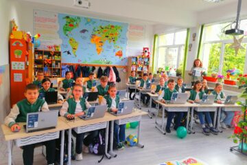 20 de laptopuri oferite gratuit elevilor din clasa a II-a de la Școala Gimnazială „Bogdan Vodă” Rădăuți