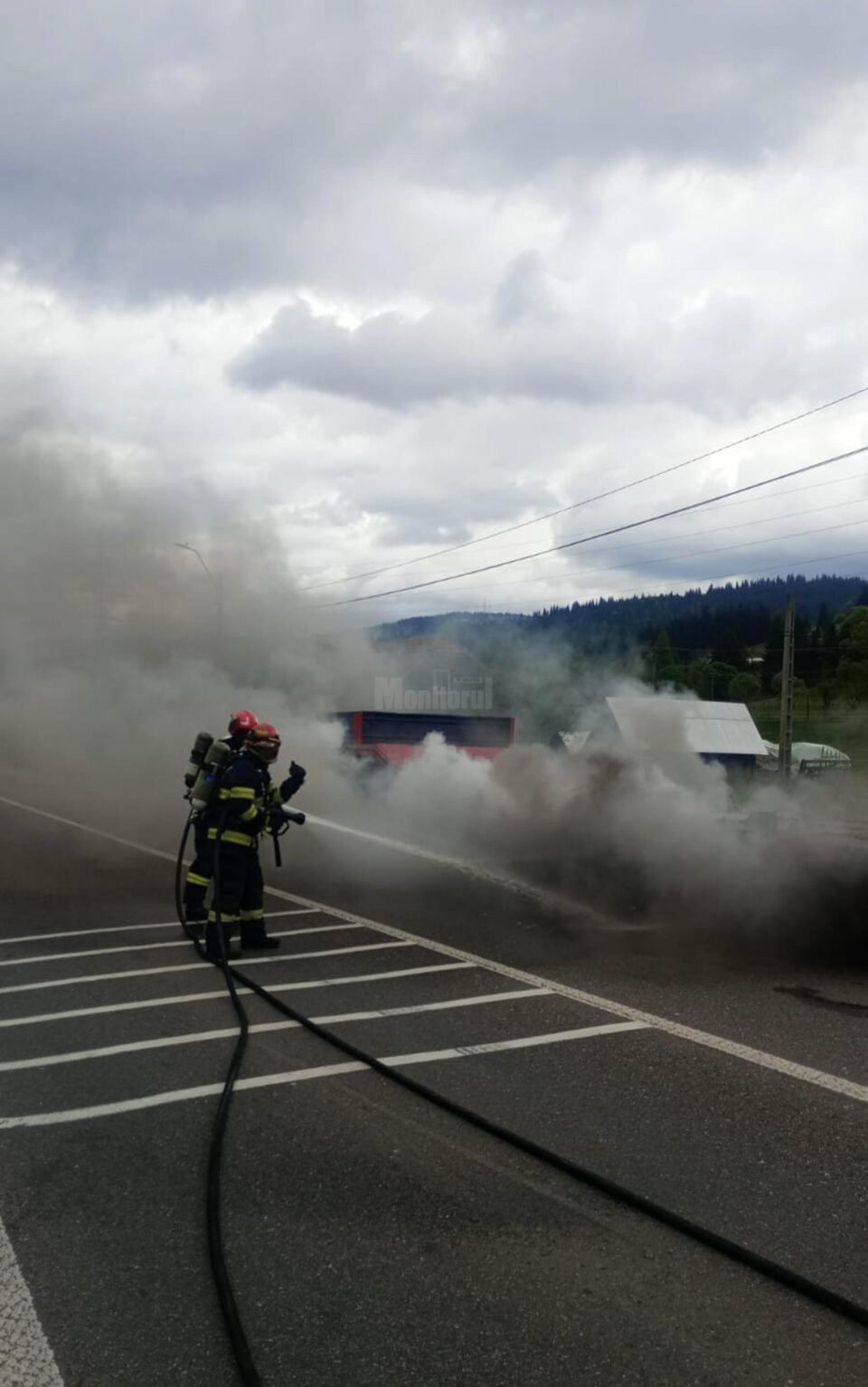 Incendiu în trafic, la platforma unui autotren care transporta un excavator