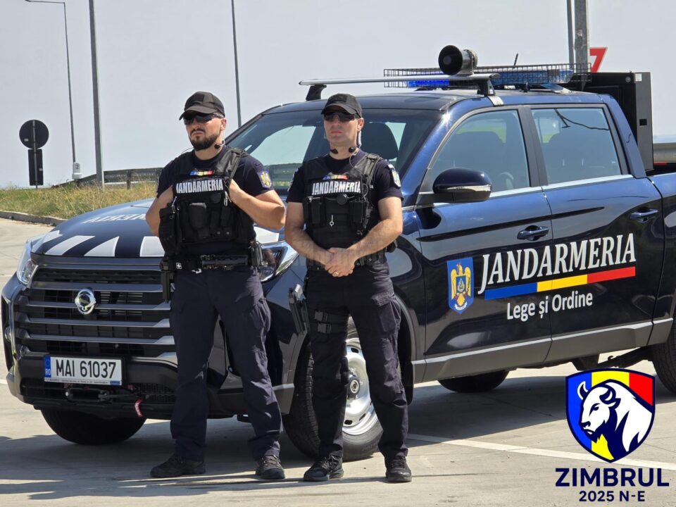 Jandarmi, polițiști și militari din mai multe județe, mobilizați în aceste zile la Fălticeni și Mihoveni. Este vorba doar de exerciții Jandarmi, polițiști și militari din mai multe județe, mobilizați în aceste zile la Fălticeni și Mihoveni. Este vorba doar de exerciții