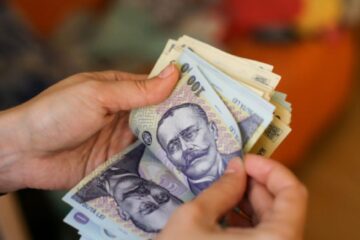 Angajată a unui hipermarket, escrocată cu 4.900 de lei de un fals coleg