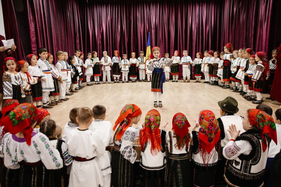Tradiții autentice, dansuri populare și costume din trei județe ale țării, la Festivalul „Hai la hora mare”, ediția a VIII-a, la Gălănești. Foto Constantin Galan