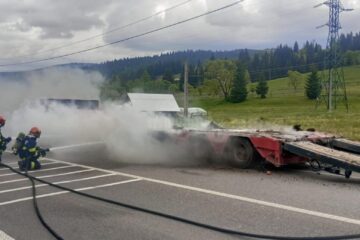 Incendiu în trafic, la platforma unui autotren care transporta un excavator