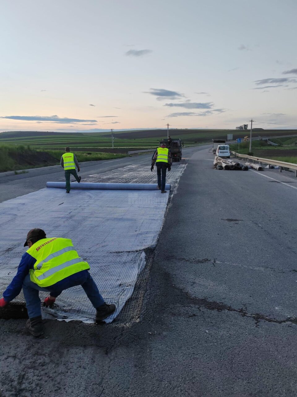 A început turnarea de covor asfaltic pe șoseaua de centură a Sucevei, sectorul Zidul Morții – Pătrăuți