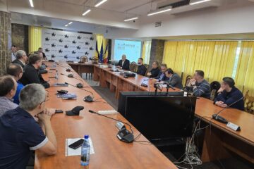 Ședință cu operatorii de comunicații care au cabluri pe stâlpi