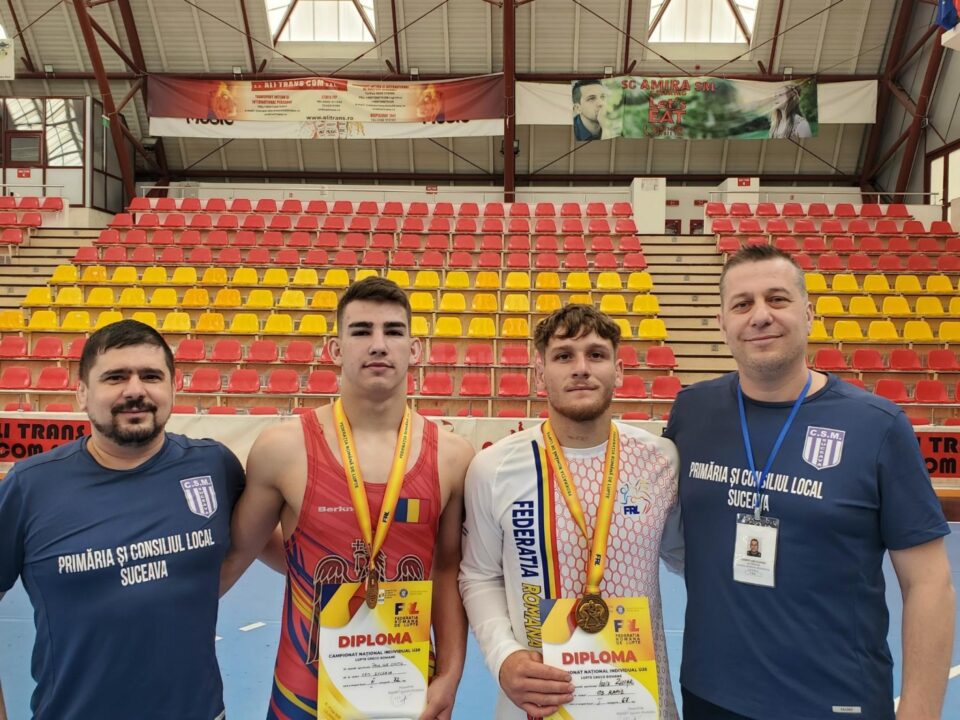 Cei doi sportivi medaliați și antrenorii lor