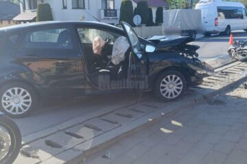 Tânărul intrat cu motocicleta într-o mașină și proiectat la 20 de metri distanță are leziuni foarte complicate
