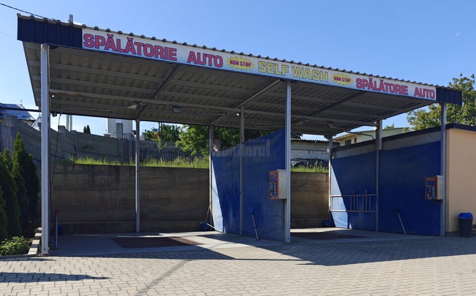 Spălătorie auto tip „self serviceˮ, amendată cu 30.000 de lei de comisarii de mediu