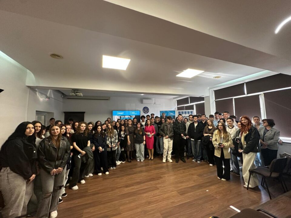 Activitate de informare, la Colegiul Mihai Eminescu
