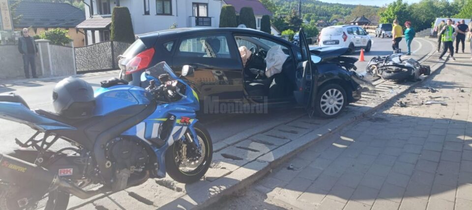 Tânărul intrat cu motocicleta într-o mașină și proiectat la 20 de metri distanță are leziuni foarte complicate